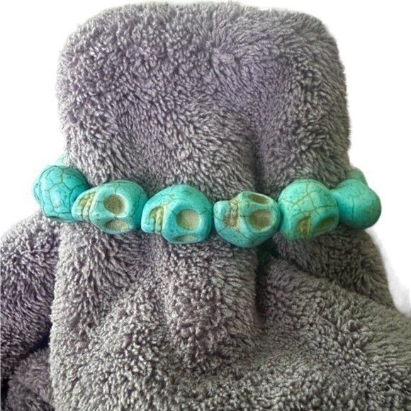 Vintage Synthetic Turquoise Skull Stretch Bracelet - Picture 1 of 1